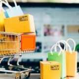 店舗とネットはどっちが安い？価格比較と失敗しないジャンル別買い分け術
